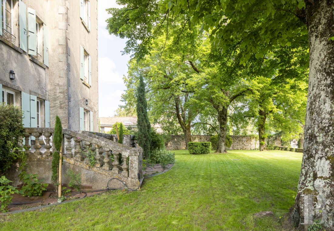 En Ardèche, à Vernoux-en-Vivarais, une maison du 19e siècle et son jardin dominant les reliefs - photo  n°5